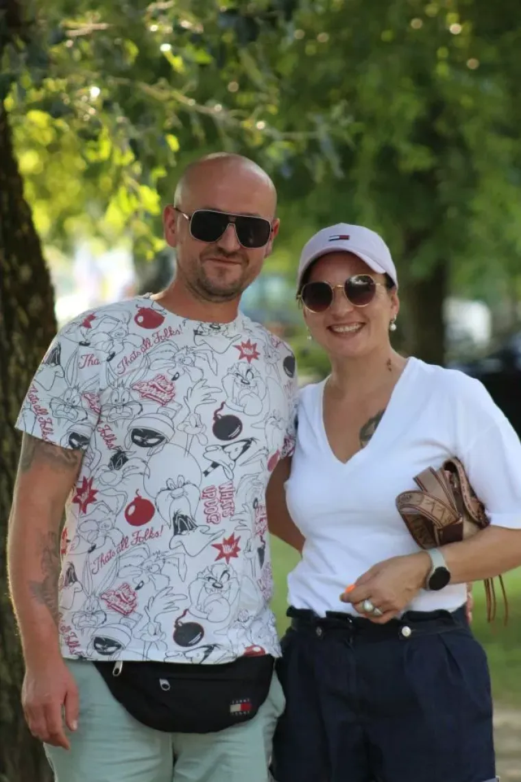 Ona zna kako privući pažnju: Crvenokosa dama ukrala show na Marini Prelog
