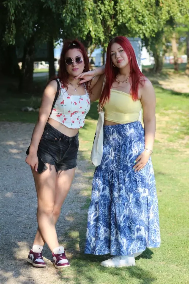 Ona zna kako privući pažnju: Crvenokosa dama ukrala show na Marini Prelog