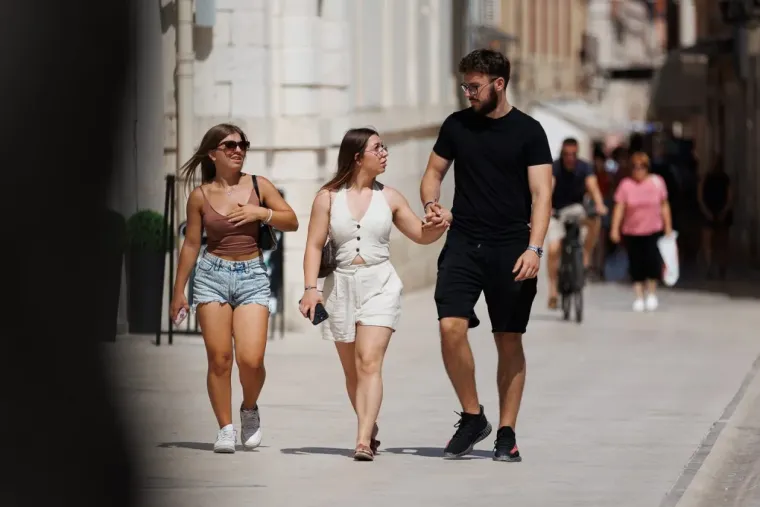 Svi su gledali u tajanstvenu crnku: Ove djevojke uljepšale su sunčani dan u Zadru