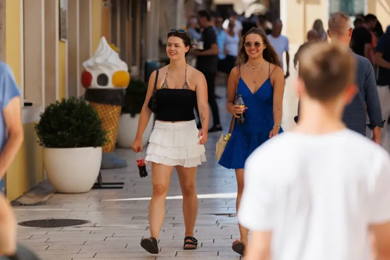 Svi su gledali u tajanstvenu crnku: Ove djevojke uljepšale su sunčani dan u Zadru