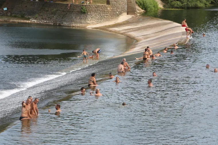Nitko nije ostao ravnodušan na dame u kupaćim kostimima: Karlovčanke mamile poglede