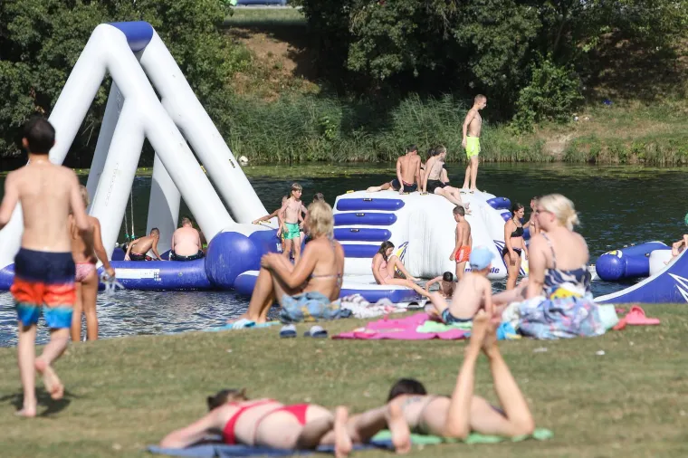 Nitko nije ostao ravnodušan na dame u kupaćim kostimima: Karlovčanke mamile poglede