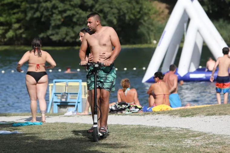Nitko nije ostao ravnodušan na dame u kupaćim kostimima: Karlovčanke mamile poglede