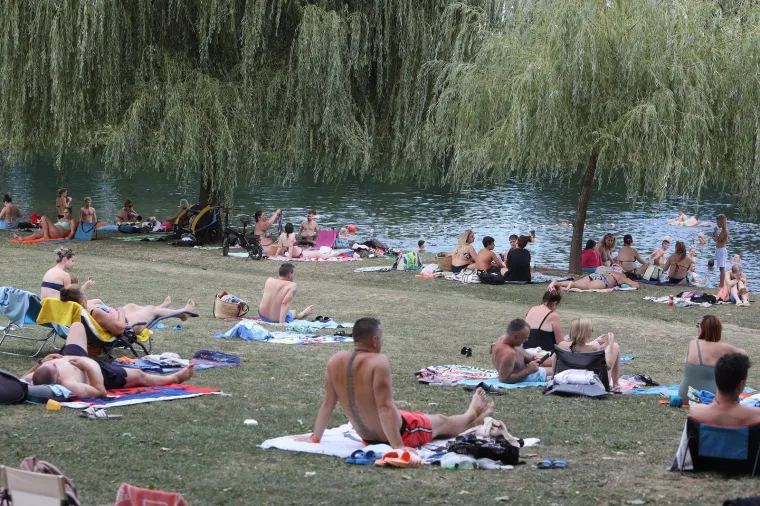 Nitko nije ostao ravnodušan na dame u kupaćim kostimima: Karlovčanke mamile poglede