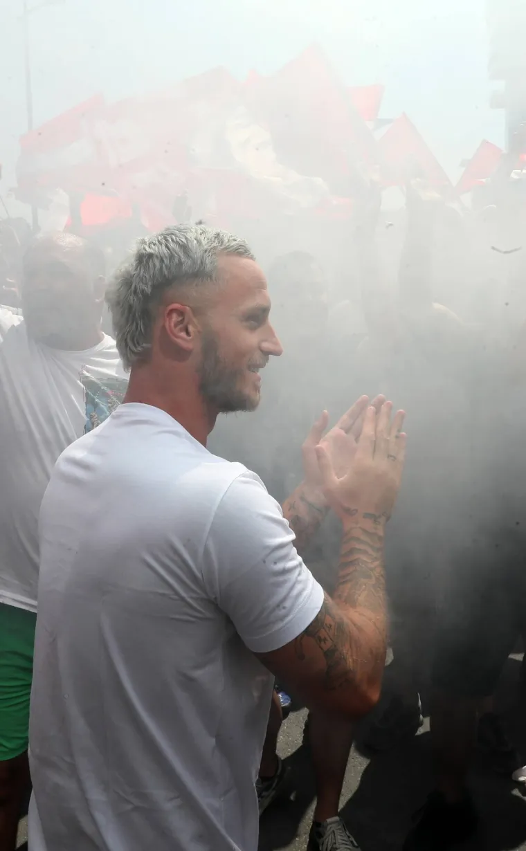 Najplaćeniji igrač u povijesti Zvezde! Stigao je u posebnoj majici, a dočekali ga Delije