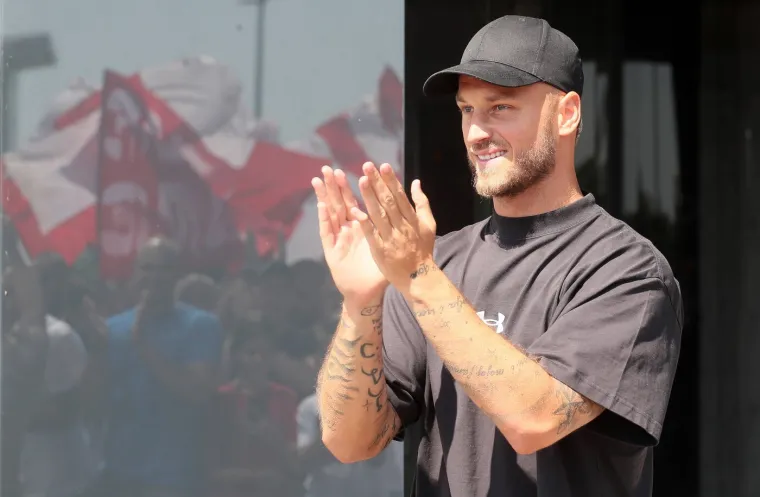 Najplaćeniji igrač u povijesti Zvezde! Stigao je u posebnoj majici, a dočekali ga Delije