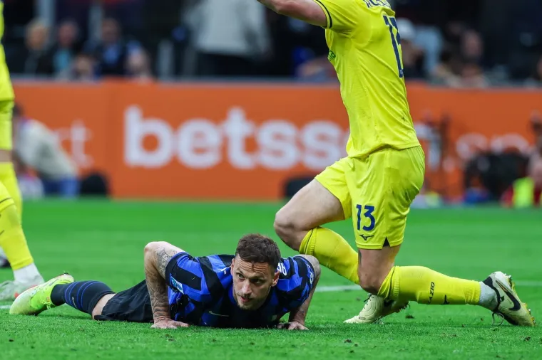 Najplaćeniji igrač u povijesti Zvezde! Stigao je u posebnoj majici, a dočekali ga Delije