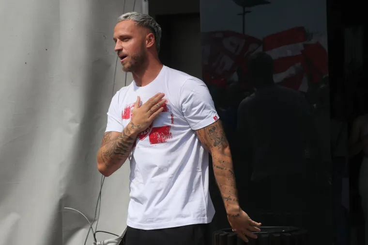 Najplaćeniji igrač u povijesti Zvezde! Stigao je u posebnoj majici, a dočekali ga Delije