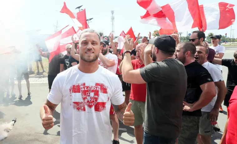 Najplaćeniji igrač u povijesti Zvezde! Stigao je u posebnoj majici, a dočekali ga Delije