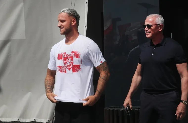 Najplaćeniji igrač u povijesti Zvezde! Stigao je u posebnoj majici, a dočekali ga Delije
