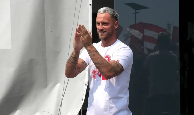 Najplaćeniji igrač u povijesti Zvezde! Stigao je u posebnoj majici, a dočekali ga Delije