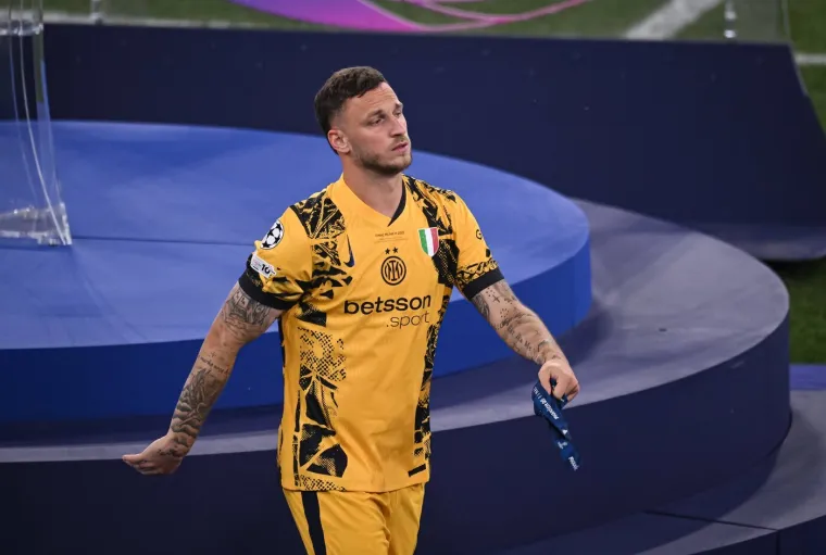 Najplaćeniji igrač u povijesti Zvezde! Stigao je u posebnoj majici, a dočekali ga Delije