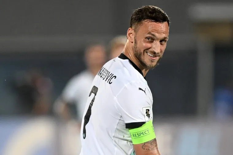 Najplaćeniji igrač u povijesti Zvezde! Stigao je u posebnoj majici, a dočekali ga Delije