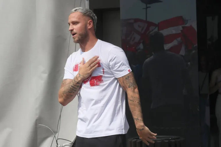 Najplaćeniji igrač u povijesti Zvezde! Stigao je u posebnoj majici, a dočekali ga Delije