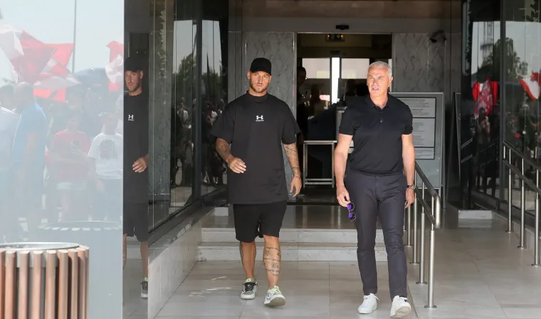 Najplaćeniji igrač u povijesti Zvezde! Stigao je u posebnoj majici, a dočekali ga Delije