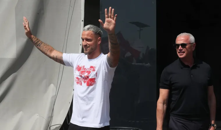 Najplaćeniji igrač u povijesti Zvezde! Stigao je u posebnoj majici, a dočekali ga Delije