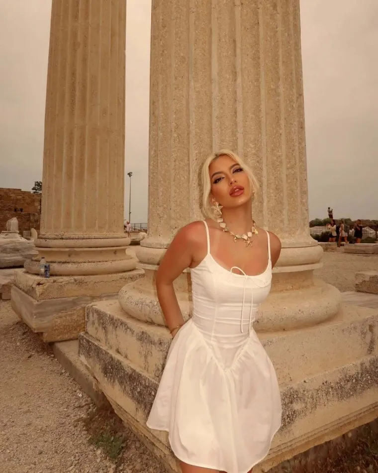 Srpska TikTokerica Barbi Afrika kraljica je ludih kombinacija: Oblinama zaludila regiju