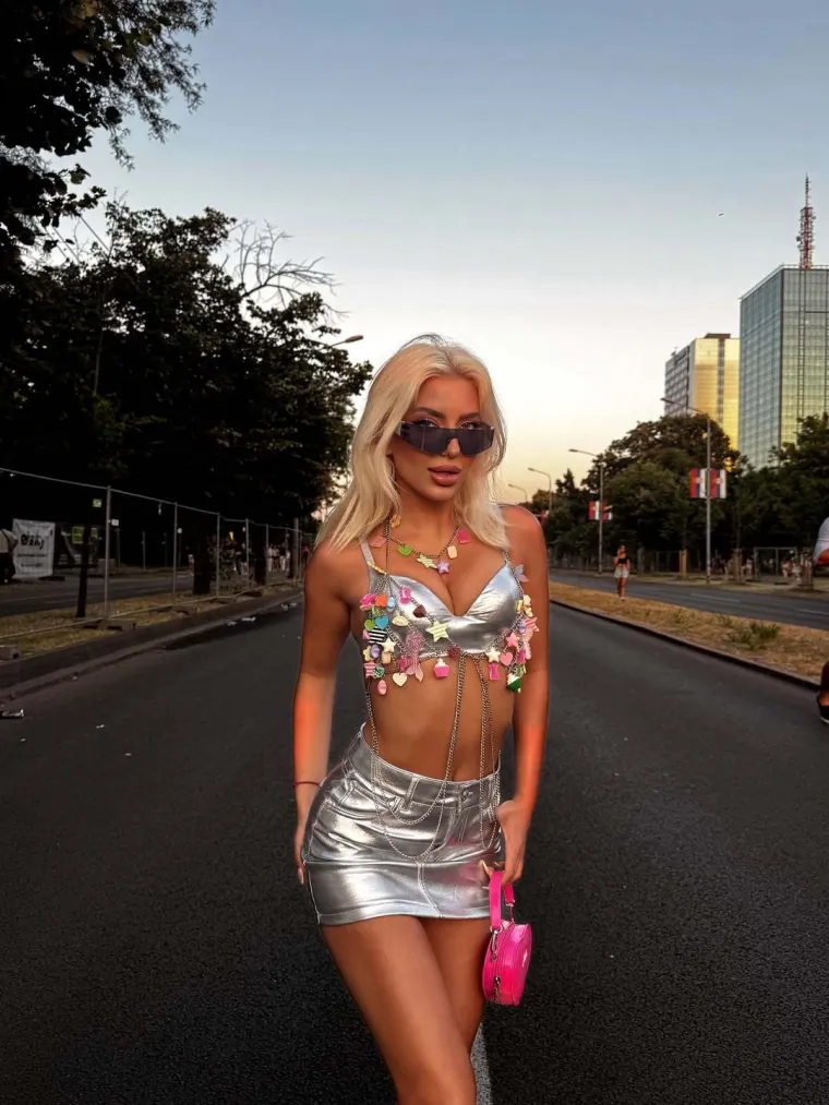 Srpska TikTokerica Barbi Afrika kraljica je ludih kombinacija: Oblinama zaludila regiju