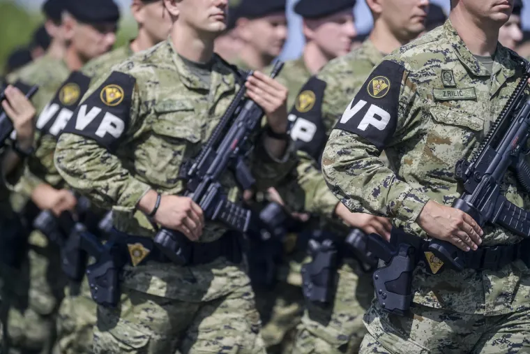 Jesu li Hrvatice s oružjem zasjenile opake dečke? Pogledajte uvježbavanje za mimohod