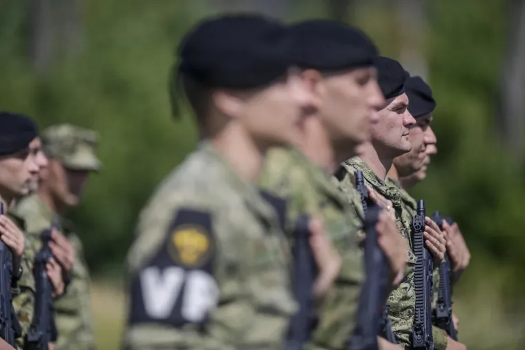 Jesu li Hrvatice s oružjem zasjenile opake dečke? Pogledajte uvježbavanje za mimohod