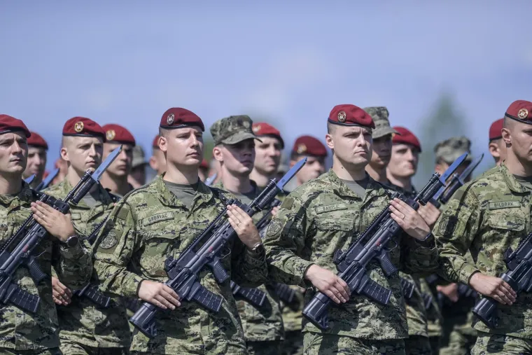 Jesu li Hrvatice s oružjem zasjenile opake dečke? Pogledajte uvježbavanje za mimohod
