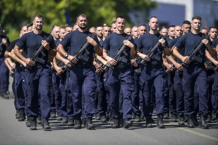 Jesu li Hrvatice s oružjem zasjenile opake dečke? Pogledajte uvježbavanje za mimohod