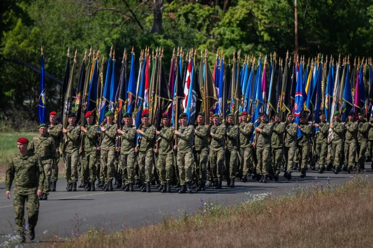 Jesu li Hrvatice s oružjem zasjenile opake dečke? Pogledajte uvježbavanje za mimohod