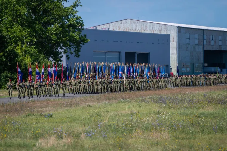 Jesu li Hrvatice s oružjem zasjenile opake dečke? Pogledajte uvježbavanje za mimohod