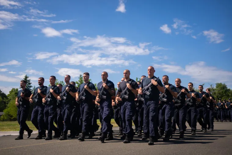 Jesu li Hrvatice s oružjem zasjenile opake dečke? Pogledajte uvježbavanje za mimohod