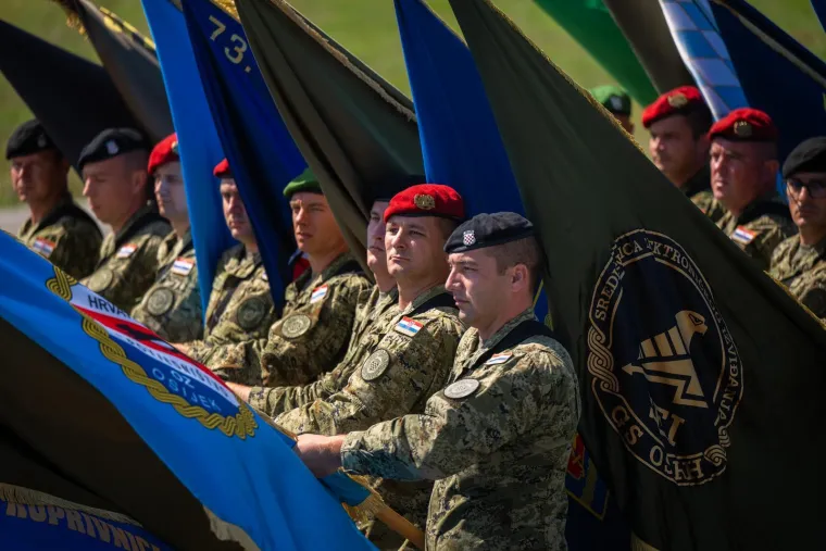 Jesu li Hrvatice s oružjem zasjenile opake dečke? Pogledajte uvježbavanje za mimohod