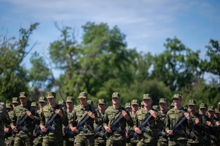 Jesu li Hrvatice s oružjem zasjenile opake dečke? Pogledajte uvježbavanje za mimohod