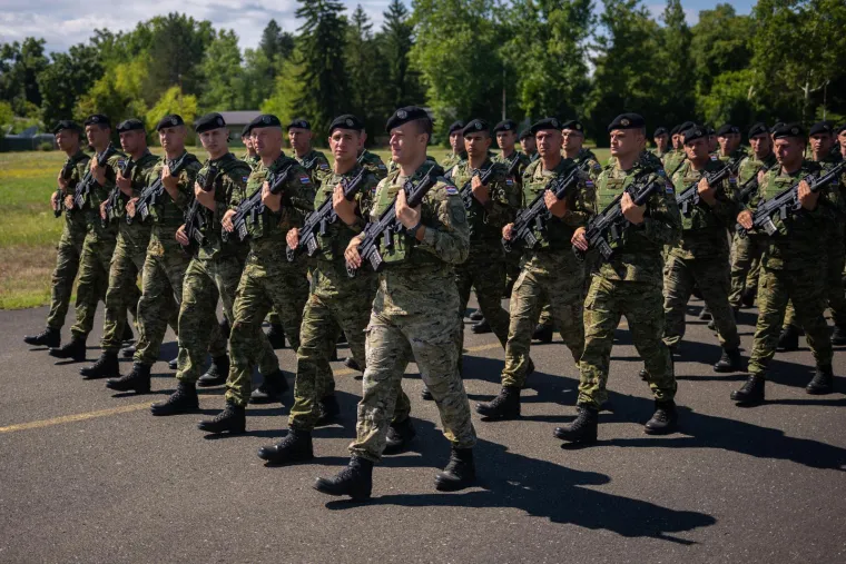 Jesu li Hrvatice s oružjem zasjenile opake dečke? Pogledajte uvježbavanje za mimohod