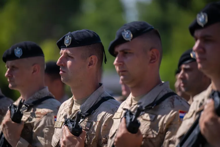 Jesu li Hrvatice s oružjem zasjenile opake dečke? Pogledajte uvježbavanje za mimohod