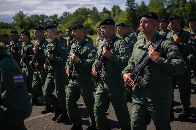 Jesu li Hrvatice s oružjem zasjenile opake dečke? Pogledajte uvježbavanje za mimohod