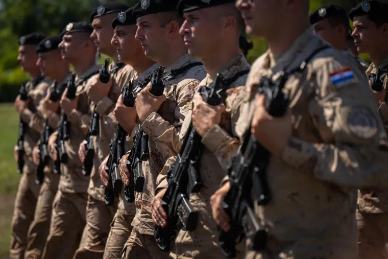 Jesu li Hrvatice s oružjem zasjenile opake dečke? Pogledajte uvježbavanje za mimohod