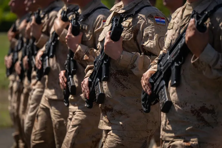 Jesu li Hrvatice s oružjem zasjenile opake dečke? Pogledajte uvježbavanje za mimohod