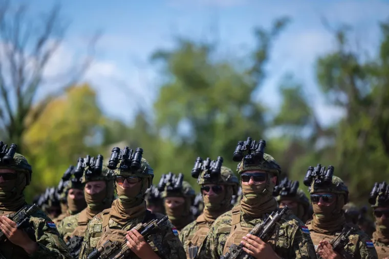Jesu li Hrvatice s oružjem zasjenile opake dečke? Pogledajte uvježbavanje za mimohod