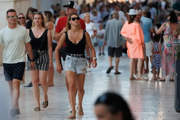 Prolaznici nisu znali kamo gledati: Tri dame u ljetnim kombinacijama zapalile grad