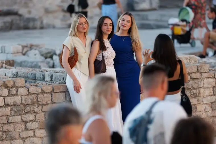 Prolaznici nisu znali kamo gledati: Tri dame u ljetnim kombinacijama zapalile grad