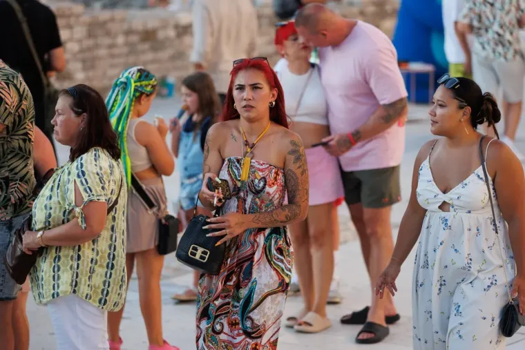 Prolaznici nisu znali kamo gledati: Tri dame u ljetnim kombinacijama zapalile grad