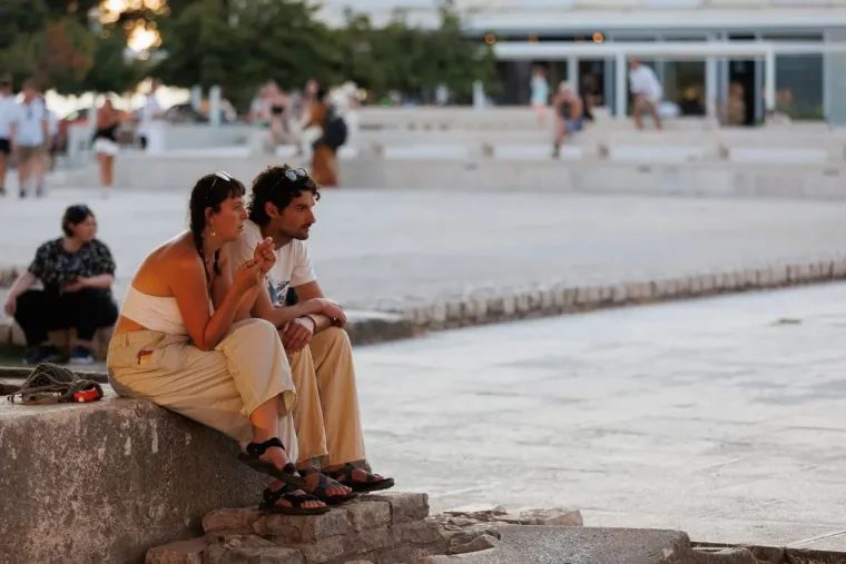 Prolaznici nisu znali kamo gledati: Tri dame u ljetnim kombinacijama zapalile grad