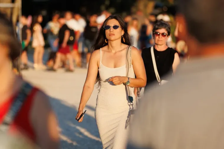 Prolaznici nisu znali kamo gledati: Tri dame u ljetnim kombinacijama zapalile grad