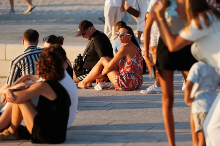 Prolaznici nisu znali kamo gledati: Tri dame u ljetnim kombinacijama zapalile grad