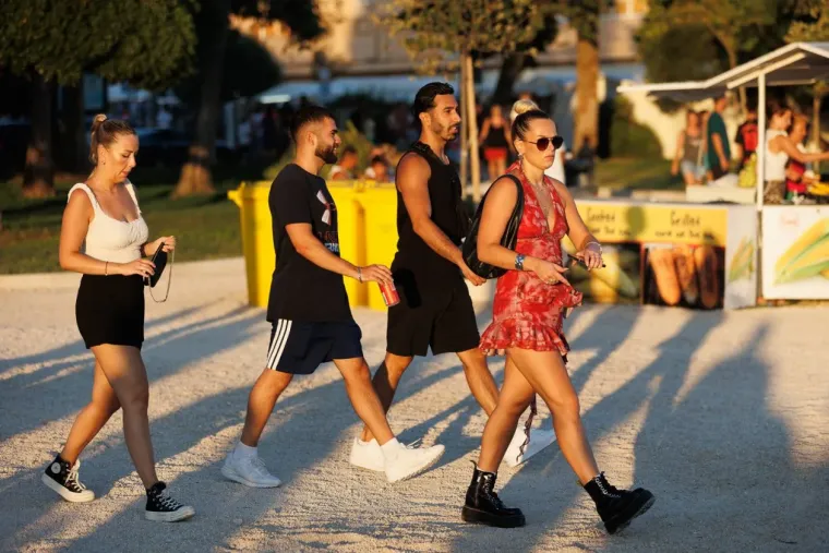 Prolaznici nisu znali kamo gledati: Tri dame u ljetnim kombinacijama zapalile grad