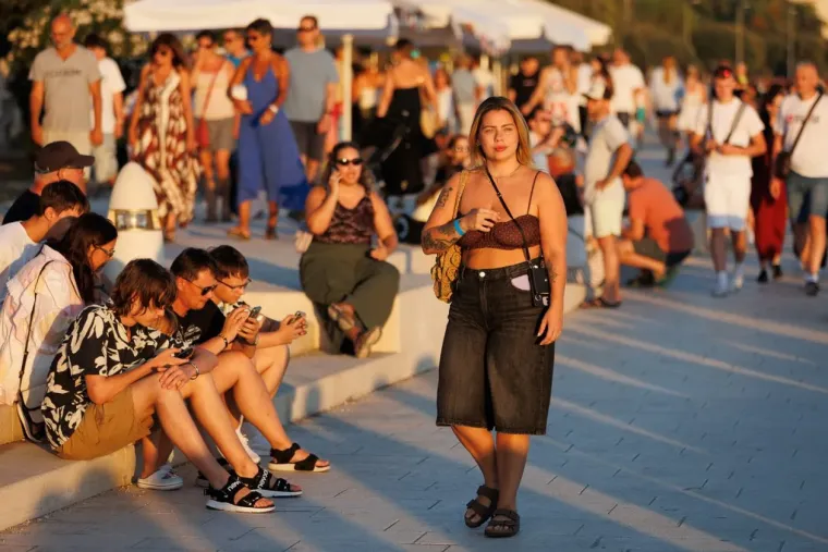 Prolaznici nisu znali kamo gledati: Tri dame u ljetnim kombinacijama zapalile grad