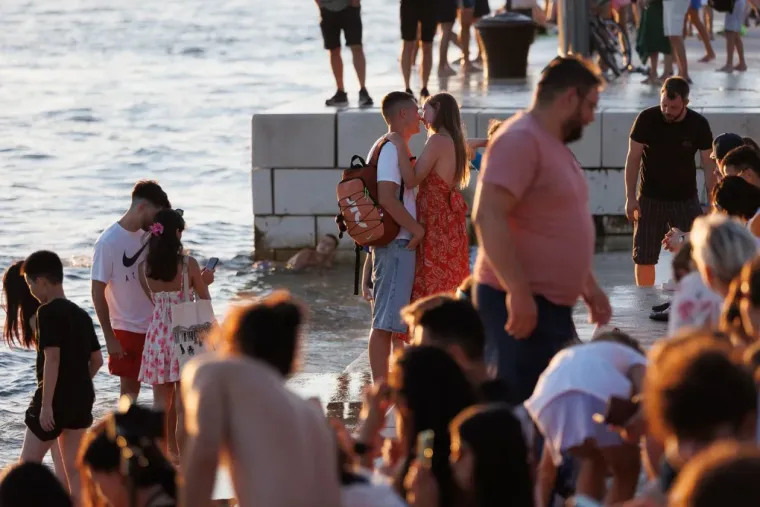 Prolaznici nisu znali kamo gledati: Tri dame u ljetnim kombinacijama zapalile grad