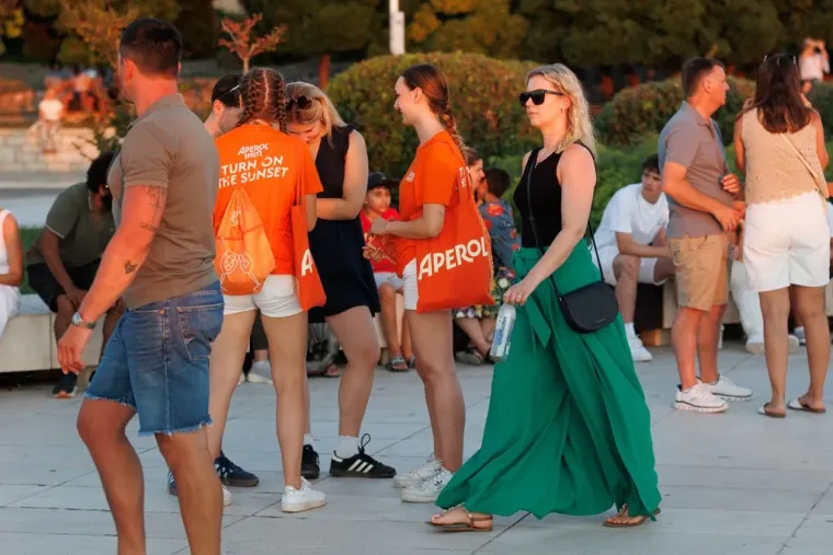 Prolaznici nisu znali kamo gledati: Tri dame u ljetnim kombinacijama zapalile grad