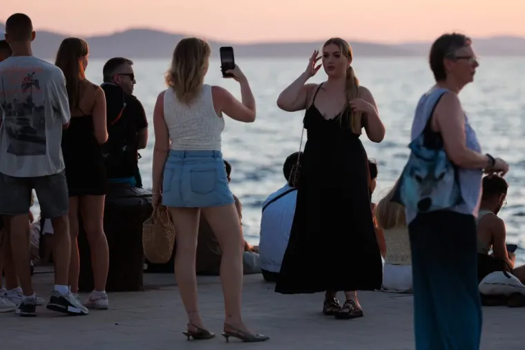 Prolaznici nisu znali kamo gledati: Tri dame u ljetnim kombinacijama zapalile grad