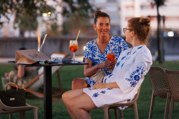 Prolaznici nisu znali kamo gledati: Tri dame u ljetnim kombinacijama zapalile grad