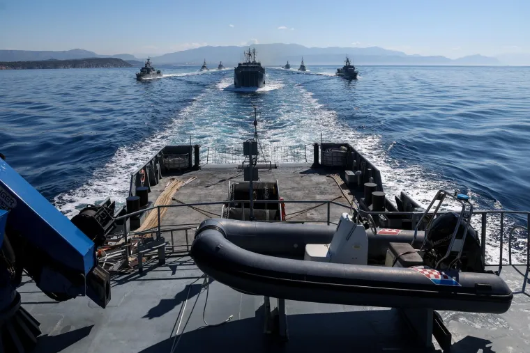 Izgleda brutalno! Pogledajte generalnu probu za mimoplov: Od raketo-topovnjača do vojnih brodica